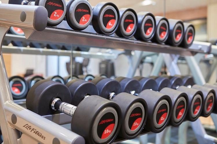 【フィットネスジム】トレッドミル等、最新のトレーニング機器やダンベルをご用意