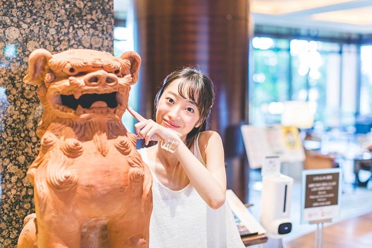 【ロビー＆フロント】シーサーと一緒に記念撮影。地元の人なら「ハーバーのシーサー」だとわかってしまう人も。