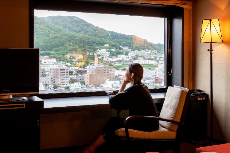 【ツイン/24平米】目の前に函館山、眼下には函館ベイエリアを一望出来る眺望。※写真は函館山側。