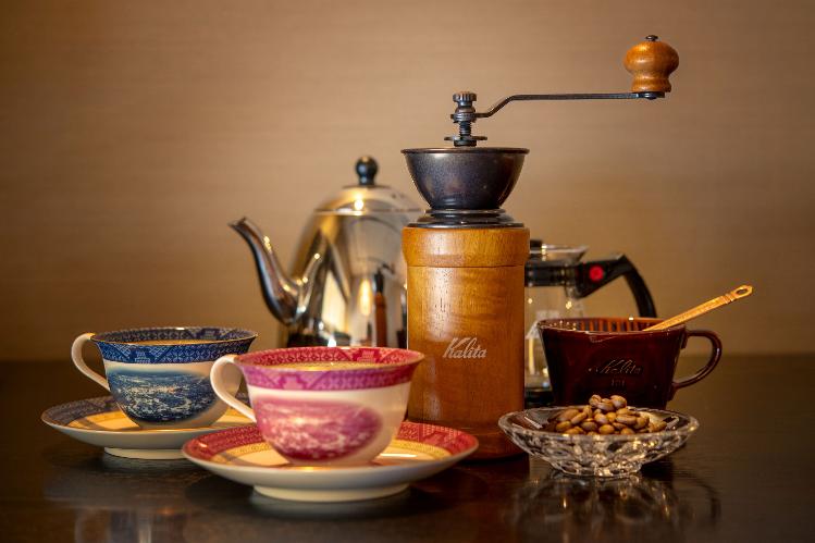 【客室備品】開業当時から好評の挽きたて珈琲がお部屋で嗜めるコーヒーミルセットを全室に標準装備。