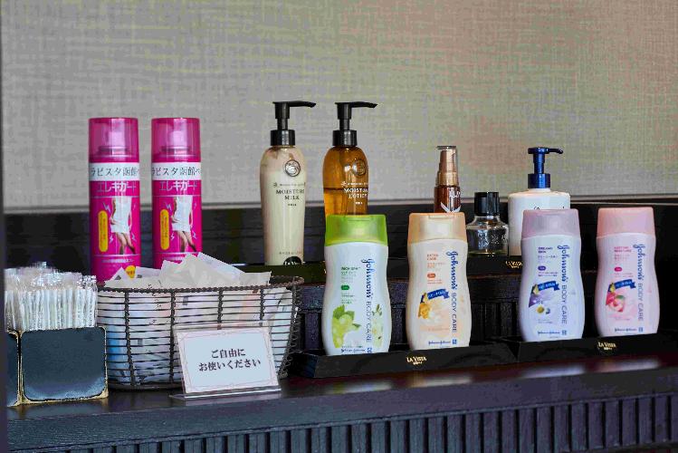 【大浴場/女性脱衣所-パウダールーム-】ボディクリームやヘアオイル等数種類ご用意。