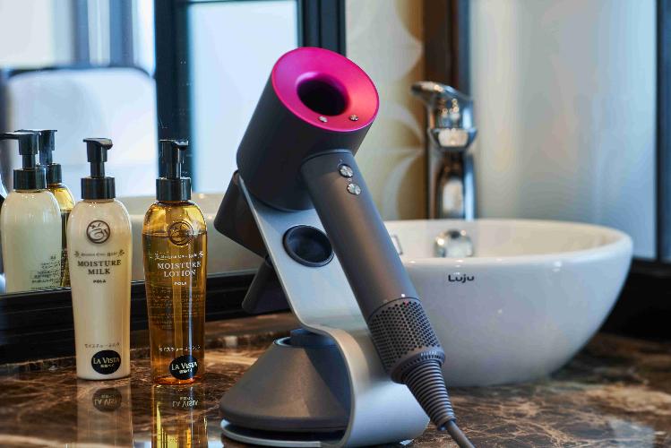 【大浴場/女性脱衣所-パウダールーム-】ドライヤーはDyson-ダイソン-、ReFa-リファ-等数種類をご用意。