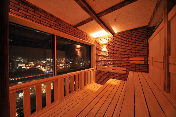 【大浴場/サウナ】美しき夜景を愉しめる乾式サウナ。※深夜1:00～5:00まで休止。