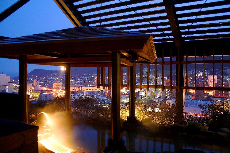 【大浴場/露天風呂】見た者を魅了する夜景はまるで宝石箱の様…