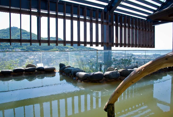 【大浴場/内湯】男子浴場からは函館山の眺望。絶景を眺めながら温まる時間に。