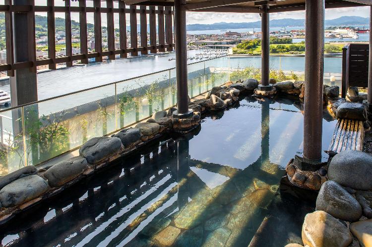 【大浴場/露天風呂】最上階の天然温泉では湯めぐりだけでなく、景色めぐりもお愉しみの一つ。