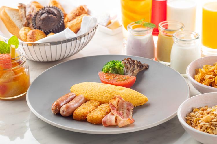 バラエティ豊かな朝食ビュッフェ