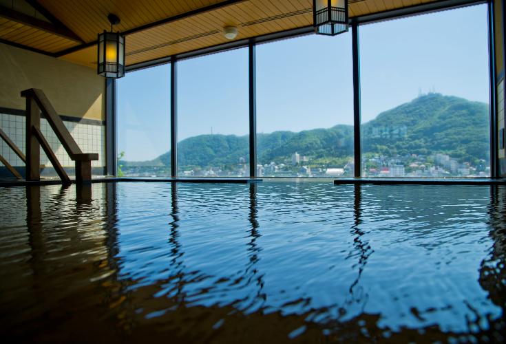 【大浴場/内湯】男子浴場からは函館山の眺望。絶景を眺めながら温まる時間に。