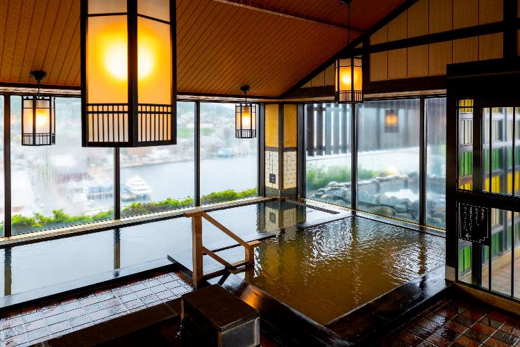 【大浴場/内湯】最上階からの景色を望む温泉大浴場。心身ともに癒しのひとときを。