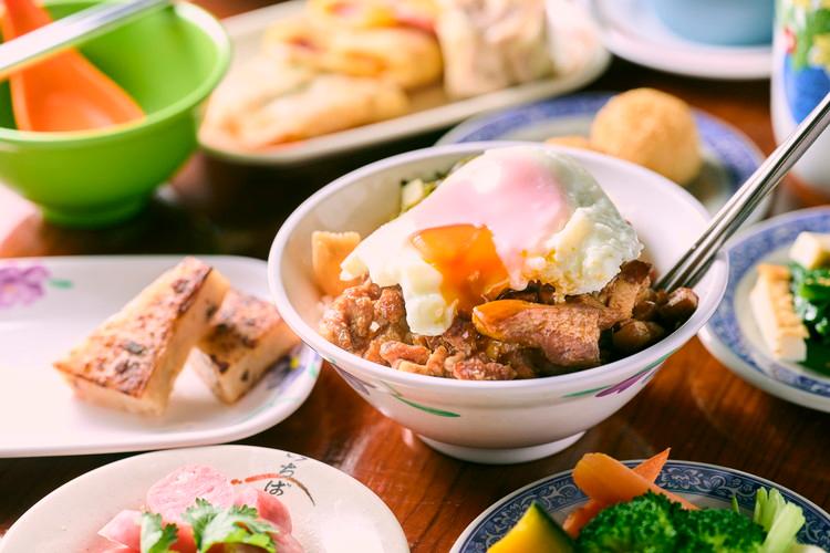 朝食　ルーロー飯