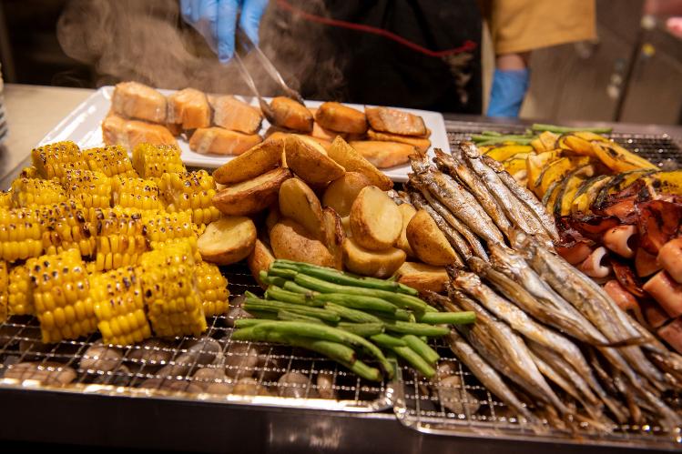 【朝食/和食】季節の野菜や海鮮をご用意している炙り焼き。「いかぽっぽ」は地元民からも好評です。