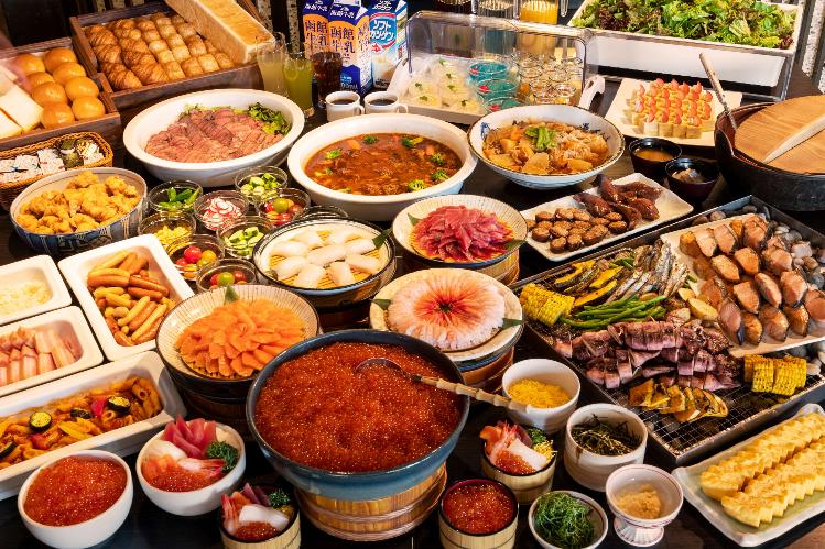 【朝食】北海道産いくらかけ放題の海鮮丼や炙焼き、洋食・デザートなど和洋メニュー多彩に用意。