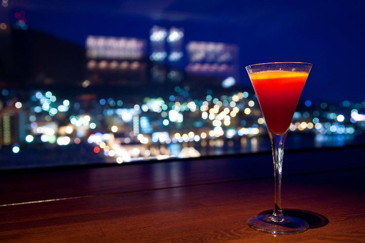 【12階/バー】あなたにとっておきの一杯を。夜景をチェイサーにお愉しみのお時間を。