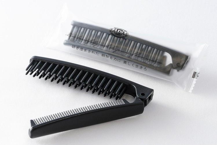 ブラシとコームの2WAYタイプのヘアブラシをご用意（環境に配慮したバイオマスを使用）。