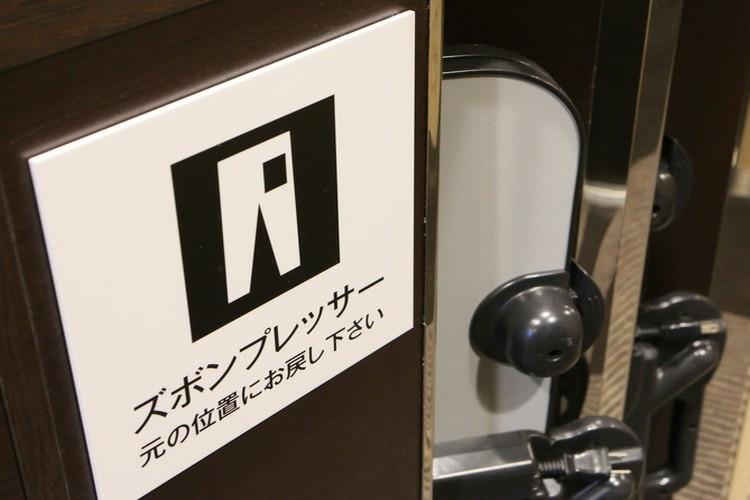 【ズボンプレッサー】各客室フロアに貸出用ズボンプレッサーを設置