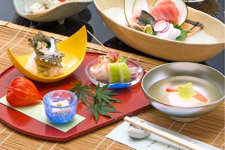 京懐石を楽しめる和食レストラン「月亭」