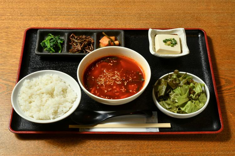 ■ユッケジャンスープ　貴重部位の脂身を使用したコクのある辛味のあるスープとなっております。　<BR>