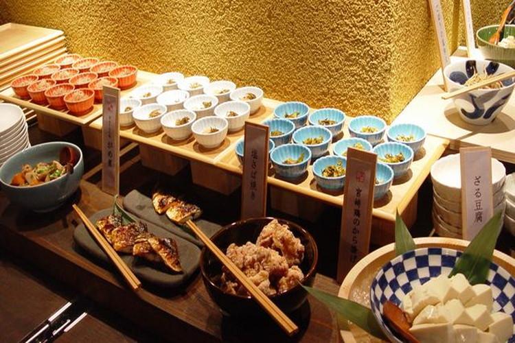 朝食は九州名産のおばんざいを中心とした和食バイキング