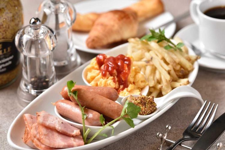 朝食の定番、ソーセージやスクランブルエッグ、シェフの厚切りベーコンにはフランス産マスタードが良く合います。