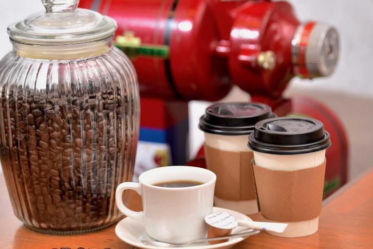 店内でひときわ目を引く赤いレトロなコーヒーミルでこだわりの豆を毎朝美味しく挽いています。テイクアウトも始めました。