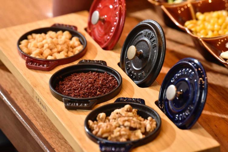 かわいいSTAUBのココットに入ったクルミ・クルトン・ベーコンチップがサラダを彩ります。