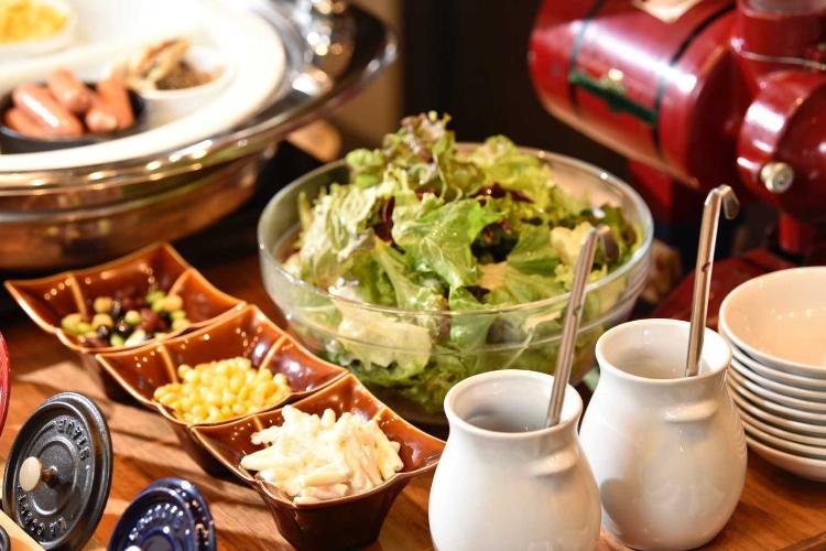カウンターに並んだ約30種類の目でも楽しめる色とりどりの美味しい料理が食欲をそそります。