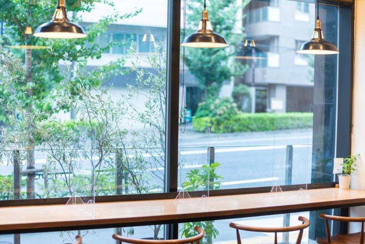高い天井と静かなジャズの流れる店内。スタッフのおすすめは日差しが気持ち良い窓際のカウンター席です。