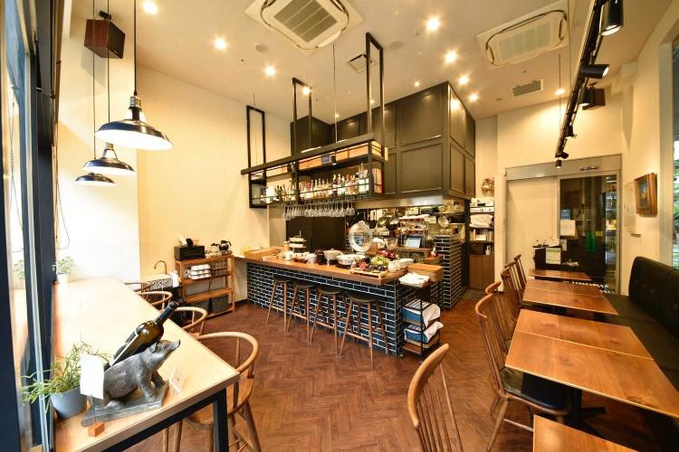 高い天井と静かなジャズの流れる店内。スタッフのおすすめは日差しが気持ち良い窓際のカウンター席です。