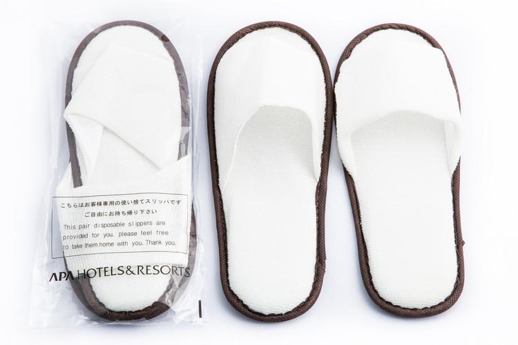 使い捨てスリッパ●ホテルのスリッパに抵抗がある方のために使い捨てスリッパをご用意。<BR><BR><BR>
