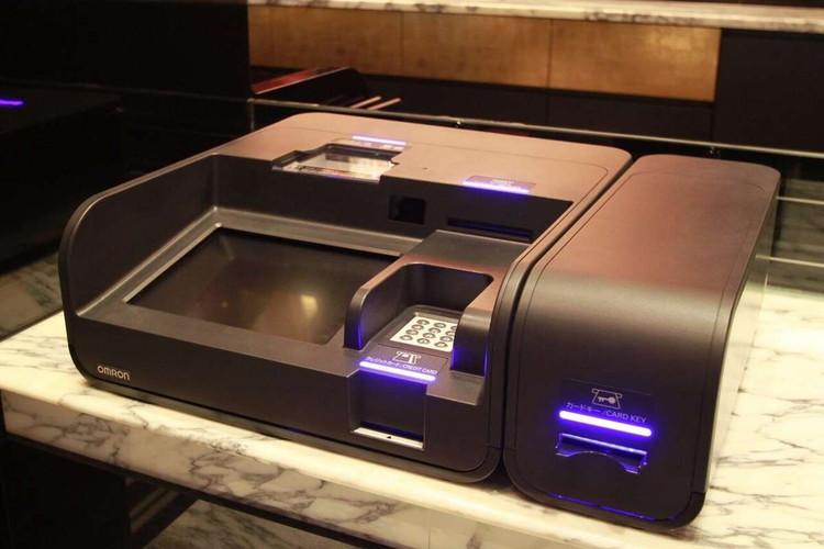卓上型自動チェックイン機●クレジットカード支払い専用の卓上型自動チェックイン機「スマーレ」。