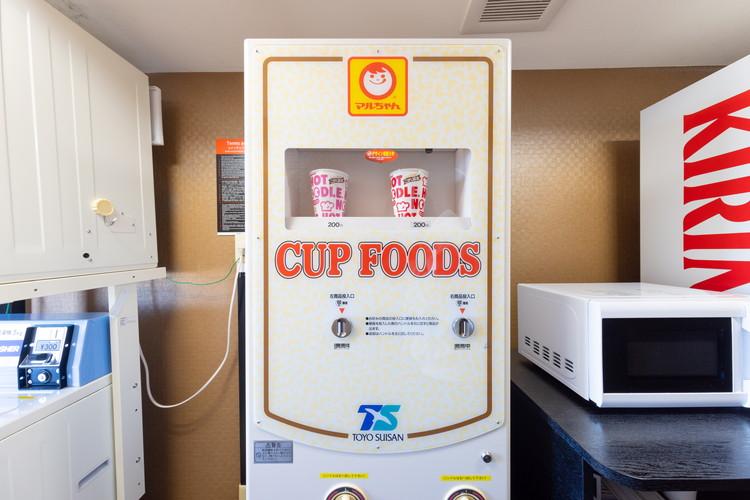 ５階カップ麺自販機