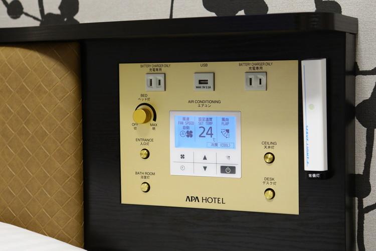 ベッドの上から手が届く枕元に各電源を集約しております
