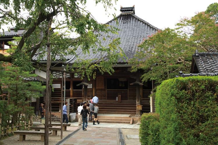 【写真提供：石川県観光連盟】人気の忍者寺（妙立寺）…徒歩5分
