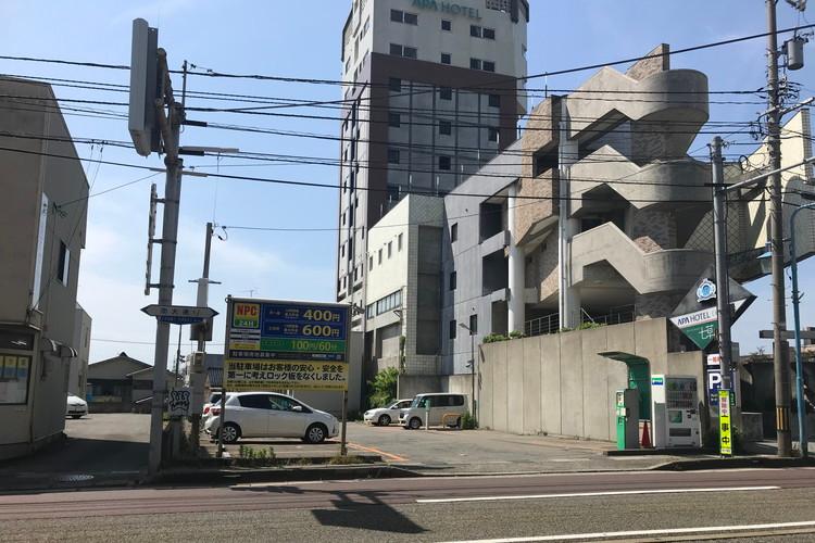 ホテル隣のコインパーキング長時間サービス：12時間毎600円（1時間100円）