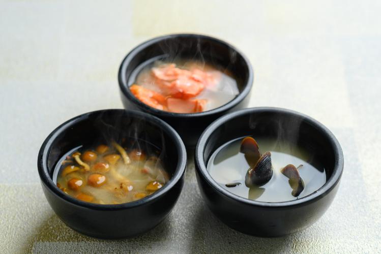 日替わり味噌汁（1種） ・鮭のあら汁・なめこ汁・あさり汁　他