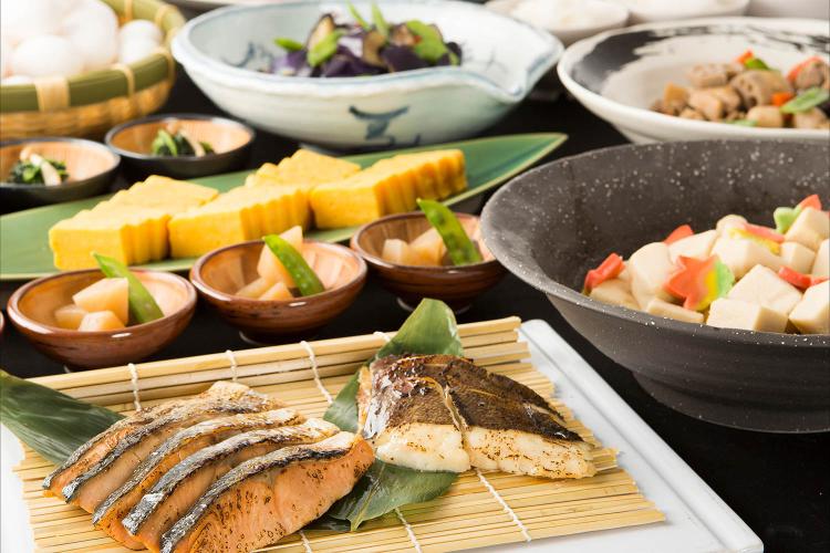 □朝食では和食も豊富にご用意