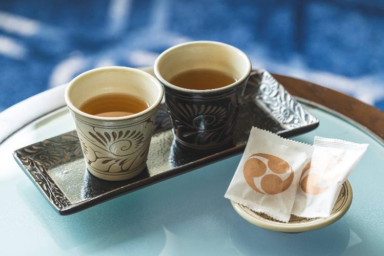 プレミアフロア限定のおもてなし　琉球銘菓とやちむん茶器