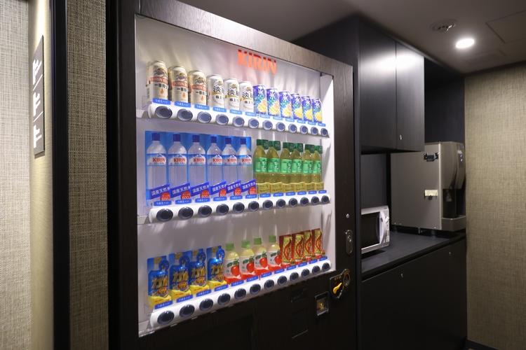 自動販売機は2階にございます。