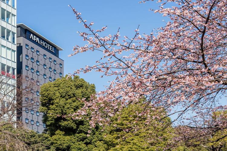 ホテル外観と不忍池の桜
