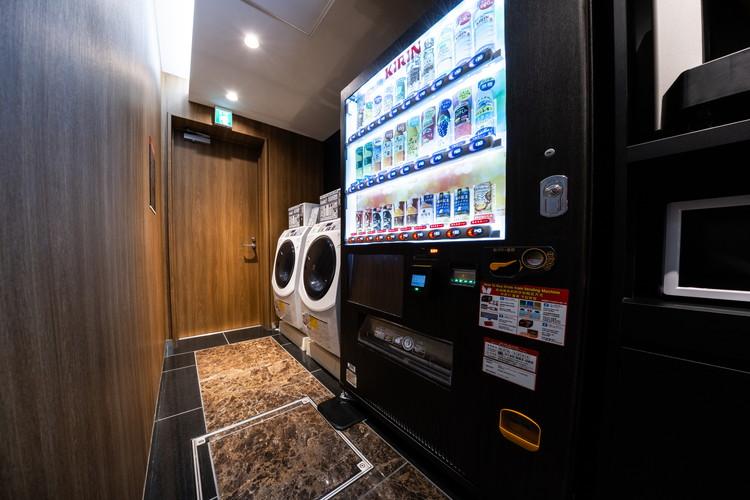 1階に自動販売機を設置しております。（※アルコール類の販売はございません。）