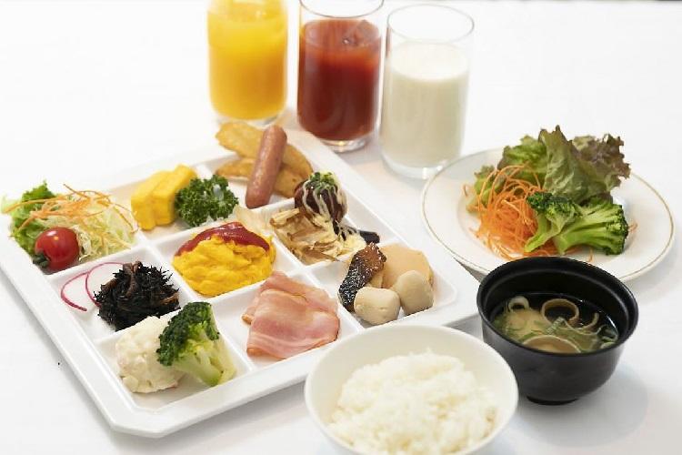 当館1階にレストラン「Purattoria 高松空港」がオープンし、8月8日から和食を中心とした和洋25種類以上の朝食バイキングを提供いたします。