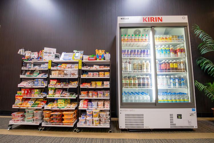 ミニコンビニをフロント裏に設置してございます。通常のコンビニエンスストア様より品数は少ないですが、カップ麺や菓子類のほかコンタクト洗浄液も取り扱いしてございます。