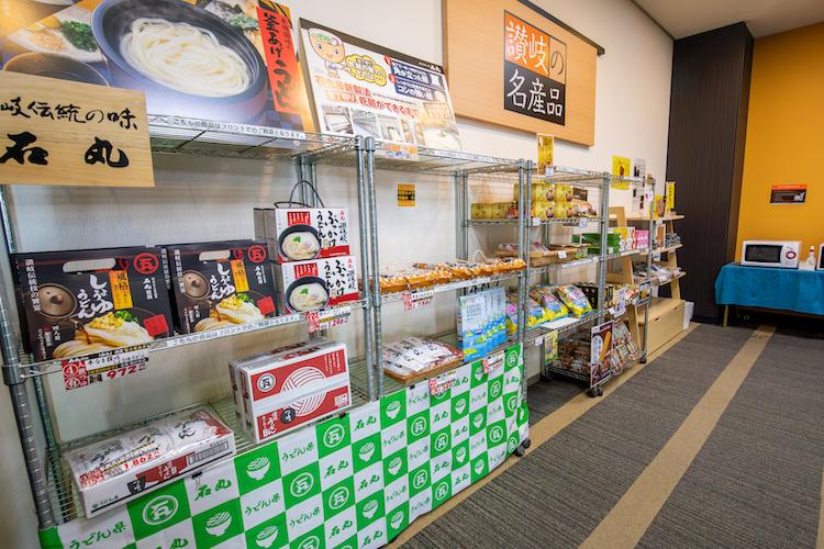 お土産コーナーをフロント裏に設置してございます。会計はフロントにてお願い致します。