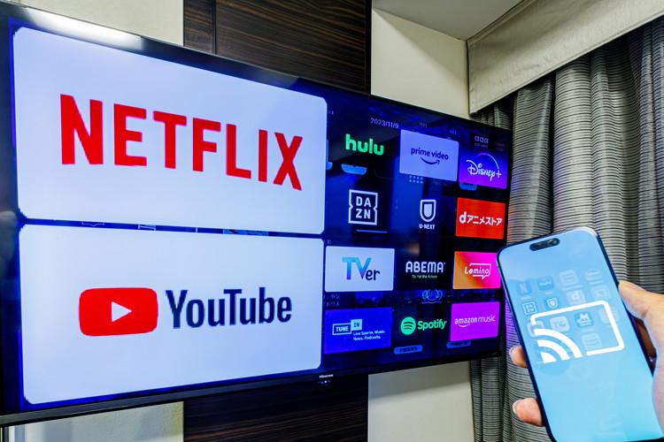 YouTubeなどの動画配信サービスを2タッチでスマホからテレビの大画面に映すことができる「キャスト機能」搭載したTVを全室に完備しております。 ※一部コンテンツはお客様ご自身のログイン情報が必要です。