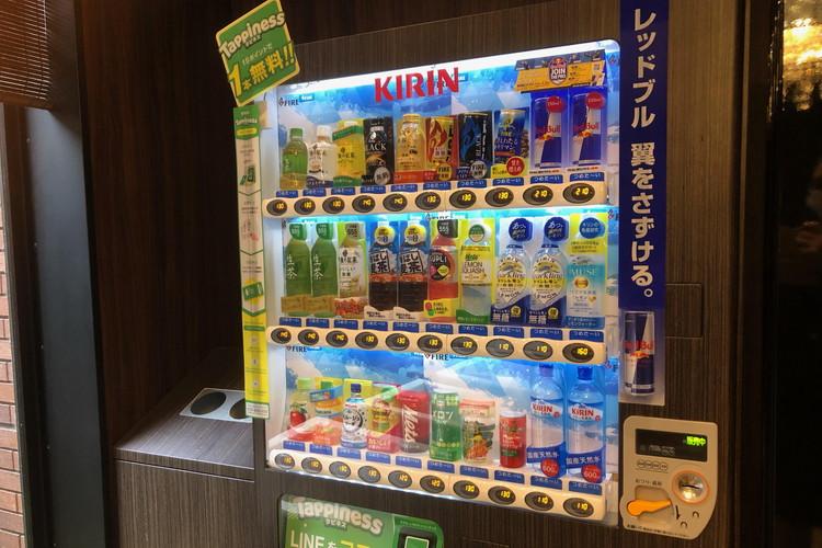 館内1階に自動販売機をご用意。（ソフトドリンクのみ）