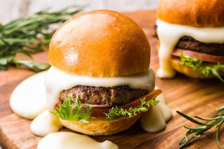 【朝食】人気No.1のビーフバーガー