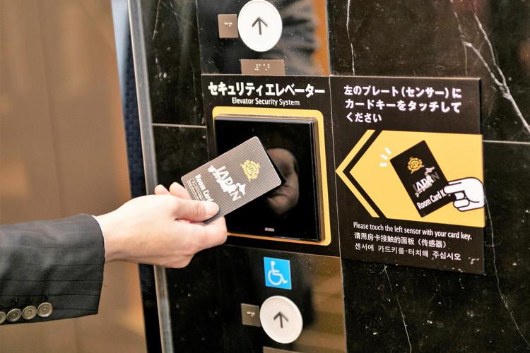 カードキーをかざすことでエレベーターを作動させることができる、防犯性に優れたセキュリティシステム。 