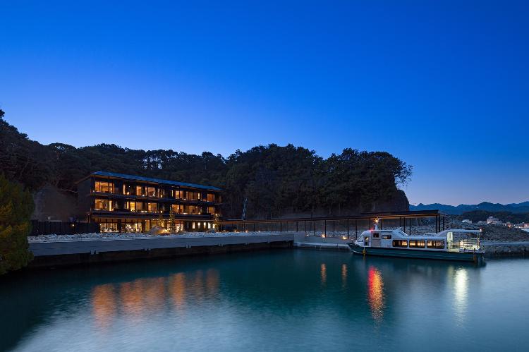 凪の抄 外観南東面夜景(客船着岸)
