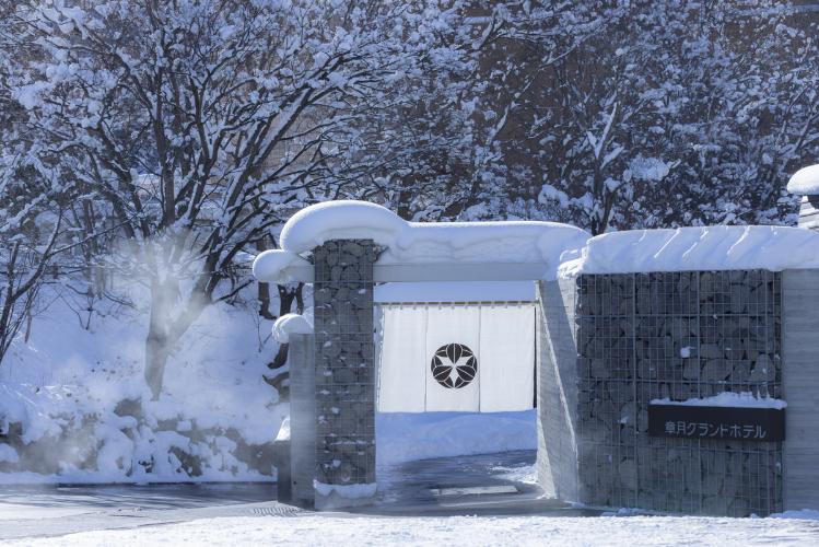 【外観】雪化粧した冬の章月グランドホテル