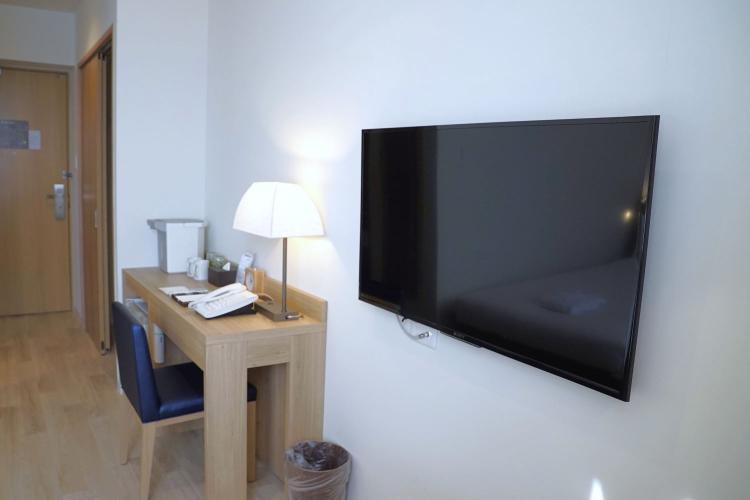 【客室設備】テレビはベッドと向かい合っているので、お昼寝しながら見ることができます！